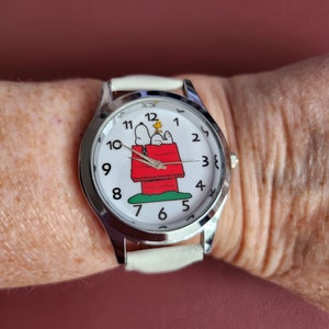 Reloj Snoopy vintage: correa color crema, esfera blanca, Snoopy en la perrera, perfecto para niños o mujeres