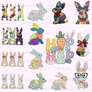 Op de afbeelding: Een verzameling kleurrijke, patchwork stoffen paashaasdecoraties in verschillende poses. Sommige konijnen staan, andere zitten en sommige hebben strikken. Het woord "HOP" is gespeld met decoratieve letters en een wortel.