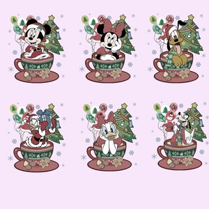 Op de afbeelding: Zes kerstillustraties met Disney-personages. Mickey, Minnie, Pluto, Donald, Daisy en Goofy worden afgebeeld in theekopjes met kerstbomen, sneeuwvlokken en decoraties. Het kleurenpalet omvat rood, groen en roze.