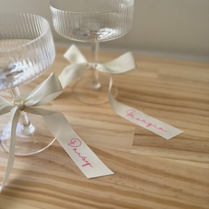 Étiquettes personnalisées de luxe en ruban, marque-places pour mariages, rubans de mariage, ruban de verre à cocktail, étiquettes de nom de poule, douches nuptiales