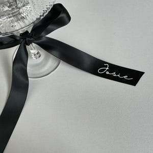 Etichette personalizzate di lusso con nastri, segnaposto per matrimoni, nastri per matrimoni, nastri per bicchieri da cocktail, etichette per addii al nubilato, addii al nubilato