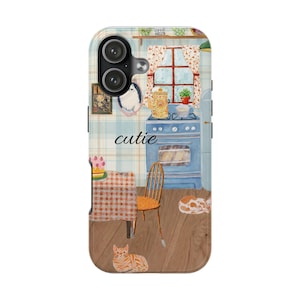 Puede incluir: Una funda de teléfono con una ilustración a la acuarela de una escena de cocina. El diseño incluye una estufa azul, una mesa con un mantel a cuadros, una silla de madera y dos gatos. La palabra "cutie" está escrita en la funda.