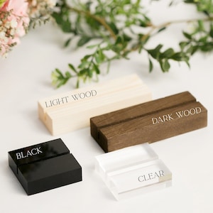 Soportes para exhibir tarjetas de acrílico transparente o negro, soportes de madera clara u oscura para letreros de boda de acrílico, soportes para números de mesa y tarjetas de ubicación