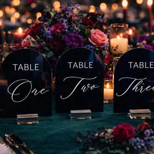 Promoção da Overstock: Conjunto de 9 números de mesa em arco, preto e branco, com fonte cursiva elegante, tamanho 5"x7", para casamentos e eventos.