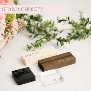 Soportes de acrílico transparente o negro para tarjetas de presentación, soportes de madera clara u oscura para letreros de boda de acrílico, soportes para tarjetas de lugar y números de mesa.
