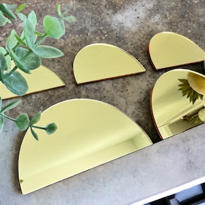 Tarjetas de nombre en blanco con forma de media luna de 1/8" de grosor, en acrílico espejado dorado, plateado o dorado rosa, cortadas con láser, con impresión UV.