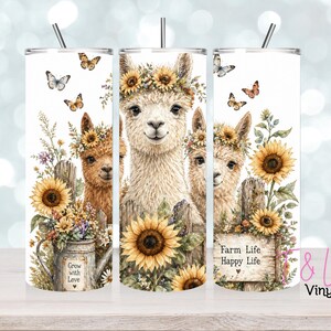 Peut inclure: Gobelet blanc avec un motif aquarelle de trois alpagas portant des couronnes de fleurs, des tournesols, des papillons et une clôture en bois. Le gobelet porte l'inscription "Farm Life Happy Life" et "Grow with Love". Comprend une paille argentée.