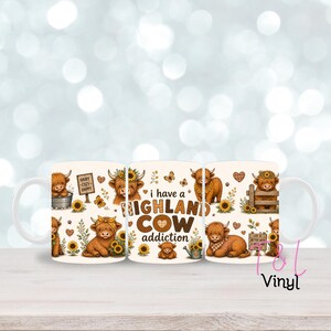 Op de afbeelding: Witte keramische mok met een herhalend patroon van cartoon Highland koeien, zonnebloemen en vlinders. De mok heeft de tekst "I have a Highland Cow addiction" in bruine en beige letters. De mok is versierd met harten en andere decoratieve elementen.