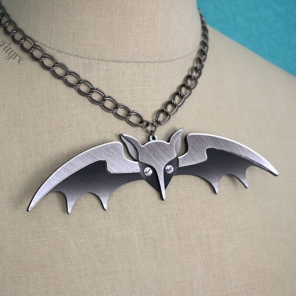 Lily Munster Bat ketting (groot 6") - Lasergesneden acryl ketting - Lily Munster Halloween kostuum ketting