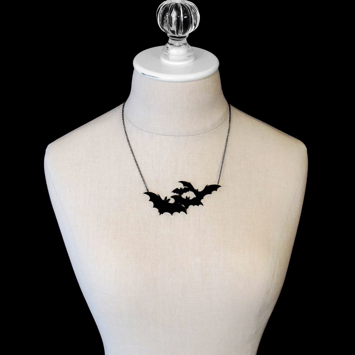 Collana gotica rossa con fiocco nero
