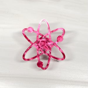 Atomic-broche: felroze marmeren acryl, moderne speld uit het midden van de eeuw