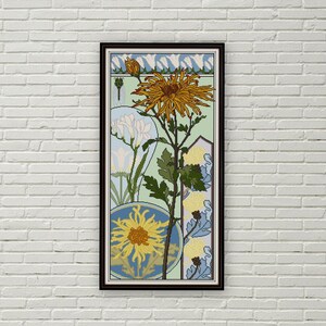 Könnte beinhalten: Ein gerahmter Kunstdruck mit einer stilisierten Illustration einer gelben Chrysanthemenblüte mit grünen Blättern und weißen Freesienblüten. Der Hintergrund ist hellgrün mit einem blauen und weißen Muster an der Kante.