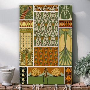 Peut inclure: Impression d'art encadrée présentant un collage de motifs d'inspiration Art nouveau. Les motifs verts, bruns et dorés incluent des formes géométriques et des motifs végétaux stylisés, créant une esthétique vintage.