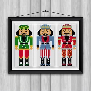 Weihnachten Nussknacker Kreuzstichmuster PDF 3er Set rot blau und grün