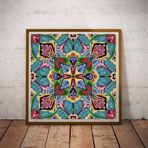 Könnte beinhalten: Ein farbenfrohes, symmetrisches Mandala-Design mit filigranen Details in Blautönen, Grün, Gelb, Rot und Rosa. Das Design ist in einem goldenen Rahmen gefasst.