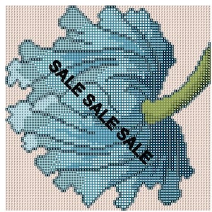 Op de afbeelding: Blauw en groen bloemenpatroon met kruissteek met de woorden "SALE SALE SALE" in witte tekst.