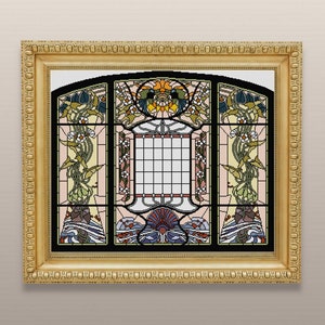Könnte beinhalten: Ein Buntglasfenster mit einem floralen Design in den Farben Rosa, Gelb, Grün und Blau. Das Fenster ist in Gold gerahmt und hat einen dekorativen Bogen oben.