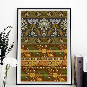 Pode incluir: Uma impressão emoldurada de uma tapeçaria colorida com um padrão repetitivo de animais estilizados e motivos florais. A tapeçaria é tecida em tons de marrom, verde, amarelo e branco.