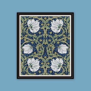 Pode incluir: Uma impressão emoldurada de um padrão floral com flores brancas e folhas verdes sobre um fundo azul escuro.