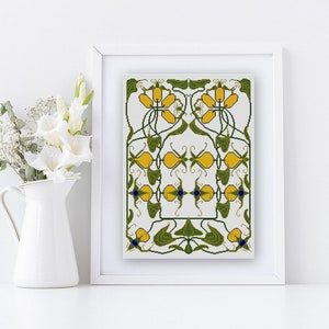Op de afbeelding: Een ingelijste print van een gestileerd bloemenontwerp met gele bloemen en groene bladeren op een witte achtergrond. Het ontwerp is symmetrisch en heeft ingewikkelde details.