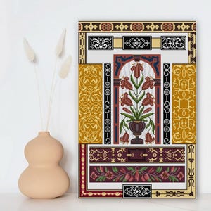 Peut inclure: Une œuvre d'art au point de croix encadrée représentant un vase fleuri et des bordures décoratives. La palette de couleurs comprend des nuances de marron, d'or, de bordeaux et de blanc. L'œuvre a une esthétique vintage et artisanale.