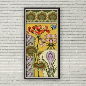 Può includere: Una stampa artistica incorniciata che presenta un design floreale stilizzato con fiori rossi, rosa e viola, foglie verdi e una farfalla blu. Lo sfondo è di colore giallo.