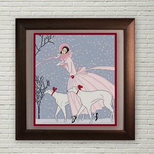 Op de afbeelding: Een vrouw in een roze jurk en hoed loopt met twee witte honden in een besneeuwde scène. De vrouw houdt een witte vogel vast in haar handschoen. De achtergrond is lichtblauw met witte sneeuwvlokken.