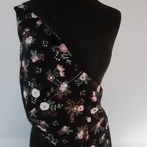 Draagdoek, draagzak: draagdoek zwart bloemen, draagzak, kies je voeringkleur