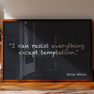 Puede incluir: Una impresión enmarcada con un fondo oscuro y la cita "I can resist everything except temptation." en escritura blanca. La impresión está en un marco de madera y atribuida a Oscar Wilde.
