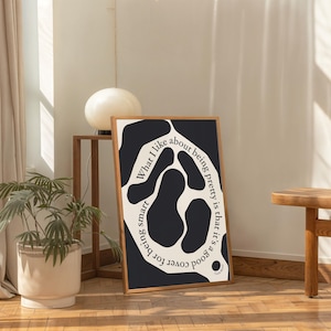 Op de afbeelding: Zwart-witte abstracte kunstprint met de tekst "Wat ik leuk vind aan mooi zijn, is dat het een goede dekmantel is voor slim zijn."