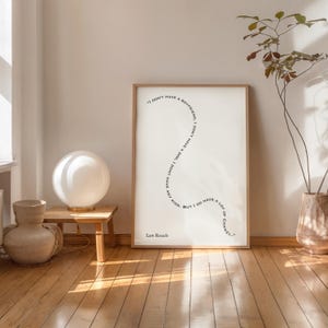 Può includere: Una stampa artistica incorniciata con sfondo bianco e testo nero che recita: "Non ho un fidanzato, non ho un cane, non ho figli. Ma ho un sacco di Chanel". La stampa è in una cornice di legno.