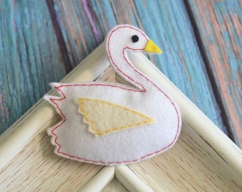 New! One piece handmade felt puffy swan—white (CL2740)