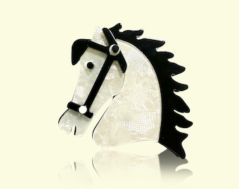 Spilla a forma di cavallo in acrilico fatta a mano/Spilla a forma di cavallo/Acrilico tagliato al laser/Regalo/Regalo carino/Fatto a mano/Design/Magnete divertente/Moda/Regalo per gli amanti/Regalo per il padre