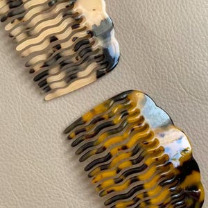 Puede incluir: Un juego de tres cuencos de cerámica anidados en tamaños graduados. Los cuencos presentan un exterior moteado de color crema y un interior marrón oscuro contrastante. El cuenco más grande mide aproximadamente 20 cm de diámetro.