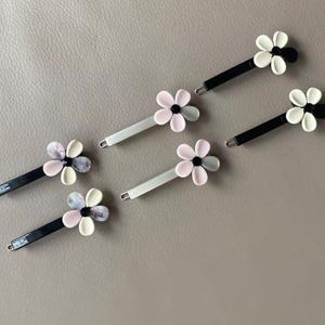 French Daisy Hair Clips Pair, Cellulose Acetate Flower Barrettes, Color Block Hair Pins, Cute Floral Snap Clips, Minimalist Hair Accessories