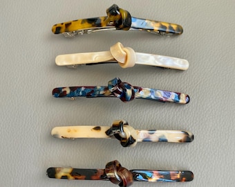 Fermaglio per capelli con fiocco in acetato in stile francese: un accessorio chic per acconciature raccolte.