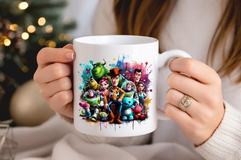 Pu&ograve; includere: Tazza in ceramica bianca con un design ad acquerello colorato con personaggi del franchise Toy Story. I personaggi includono Woody, Buzz Lightyear, Jessie, Rex e altri.
