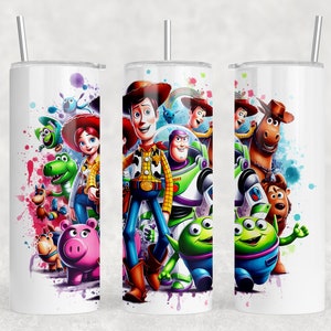 Pu&ograve; includere: Un bicchiere bianco con un design colorato che presenta personaggi del franchise Toy Story. I personaggi includono Woody, Buzz Lightyear, Jessie e Rex. Il design &egrave; in stile acquerello con schizzi di colore.