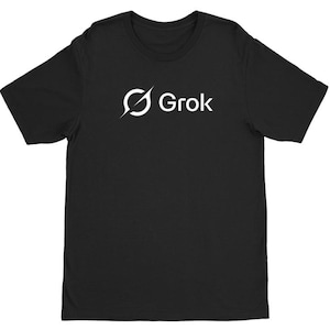 Peut inclure: Un t-shirt noir à manches courtes avec un logo graphique blanc sur la poitrine. Le logo se compose d'une icône circulaire avec une barre oblique, placée à gauche du texte blanc qui indique Grok dans une police sans empattement épurée.
