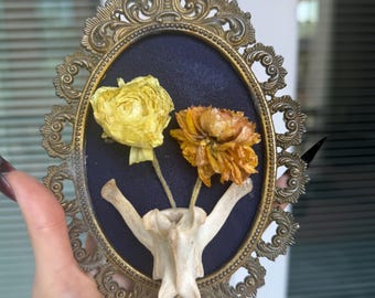 Quadro da parete con vertebre floreali / Cornice in vero osso e fiori secchi / Decorazione gotica naturalistica / Curiosità botaniche / Arredamento dark academia