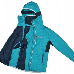 Può includere: Giacca con cappuccio turchese e blu navy con cerniera a tutta lunghezza. La giacca presenta un design trapuntato sul davanti e sulle maniche, con fodera interna blu navy. Include cappuccio, tasche e un logo sul petto.