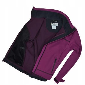 Puede incluir: Chaqueta Columbia Titanium de color ciruela con cuello y detalles negros. La chaqueta tiene una cremallera completa, un bolsillo interior negro y un pequeño logotipo en el pecho. Diseñada para actividades al aire libre.