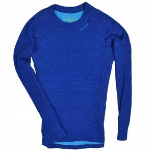 Puede incluir: Una camiseta deportiva azul de manga larga con un patrón texturizado de puntos. La camiseta tiene cuello redondo y un forro azul claro en el cuello y los puños. La marca "DRYOLD" es visible en el hombro superior derecho.