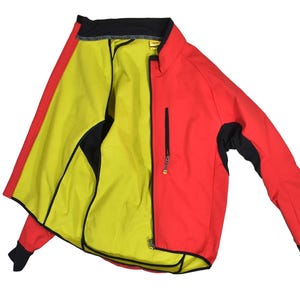 Könnte beinhalten: Rote Jacke mit gelbem Innenfutter und schwarzen Akzenten. Die Jacke hat einen schwarzen Kragen, eine Brusttasche mit Reißverschluss und schwarze Manschetten. Die Jacke ist offen und zeigt das leuchtend gelbe Futter.