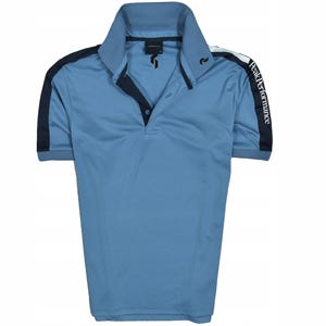 Pode incluir: Polo azul claro de manga curta. A camisa tem detalhes de listras azul marinho e branco nas mangas com o texto "Peak Performance". A gola e a carcela são azul marinho.