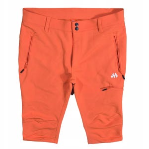 Può includere: Pantaloni capri arancioni con multiple tasche con cerniera e un piccolo logo bianco sulla gamba destra. I pantaloni hanno una chiusura con bottone e cerniera e passanti per cintura. Il tessuto sembra essere un materiale leggero e resistente.