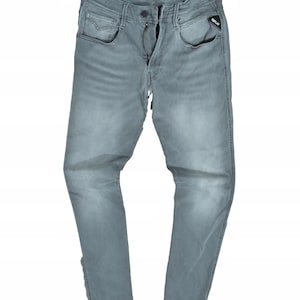 Peut inclure: Jean en denim gris clair avec une braguette zippée et une conception classique à cinq poches. Le jean a une coupe slim et un délavage, avec la marque "REPLAY" visible sur une petite étiquette. Le jean est posé à plat sur fond blanc.