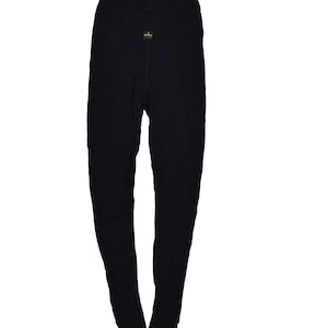 Puede incluir: Mallas térmicas negras. Las mallas están hechas de un material suave y acanalado. Una pequeña etiqueta dorada es visible en la cintura. Las mallas están diseñadas para ser ajustadas y son adecuadas para usar en capas o solas.