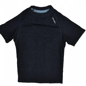 Puede incluir: Una camiseta de manga corta de color azul marino oscuro con un patrón texturizado de puntos. La palabra "DEVOLD" está impresa en blanco en la parte superior del hombro izquierdo. La camiseta tiene cuello redondo y forro azul claro.