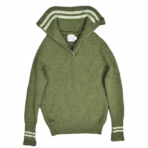 Puede incluir: Suéter verde oliva con cuello alto y cierre de cremallera de un cuarto. El cuello y los puños tienen rayas color crema. El suéter tiene un tejido texturizado y una pequeña etiqueta en la parte inferior.